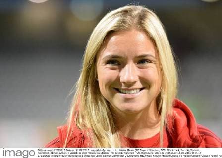 v.li.: Kristie Mewis (FC Bayern München, FCB, 28) lächelt, Porträt, Portrait, Einzelbild, Aktion, Action, Fussball, Allianz Frauen-Bundesliga, FC Bayern München - VfL Wolfsburg, xslx