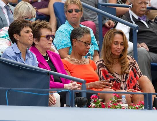 US Open ,USTA Praesidentin Katrina Adams macht ein Selfiefoto mit Roberta Graves (rechts( und Billie Jean King und deren Partnerin Llana Kloss,VIP Gaeste in der Ehrenloge, Tennis - US Open 2015 - Grand Slam ITF ATP Tennis Herren WTA Tennis Damen - Flushing Meadows - New York - New York - USA - 11 September 2015. Juergen Hasenkopf