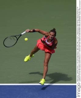 NEW YORK, Sept. 11, 2015 -- Roberta Vinci of Italy serves to Serena Williams of the United States during their women s singles semifinal at the 2015 US Open in New York, the United States, Sept. 11, 2015. Roberta Vinci was qualified for the final after beating Serena Williams 2-1. ) (SP)US-NEW YORK-TENNIS-US OPEN-WOMEN S SINGLES-SEMIFINAL YinxBogu 