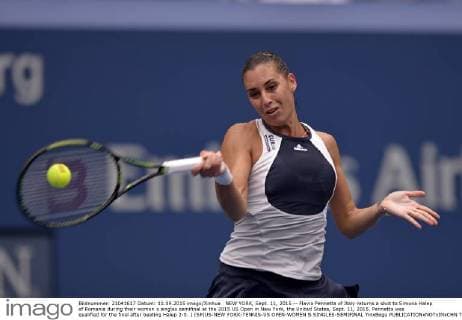 NEW YORK, Sept. 11, 2015 -- Flavia Pennetta of Italy returns a shot to Simona Halep of Romania during their women s singles semifinal at the 2015 US Open in New York, the United States, Sept. 11, 2015. Pennetta was qualified for the final after beating Halep 2-0. ) (SP)US-NEW YORK-TENNIS-US OPEN-WOMEN S SINGLES-SEMIFINAL YinxBogu 