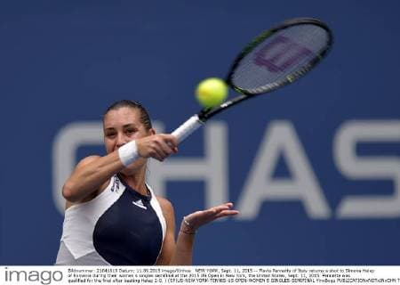 NEW YORK, Sept. 11, 2015 -- Flavia Pennetta of Italy returns a shot to Simona Halep of Romania during their women s singles semifinal at the 2015 US Open in New York, the United States, Sept. 11, 2015. Pennetta was qualified for the final after beating Halep 2-0. ) (SP)US-NEW YORK-TENNIS-US OPEN-WOMEN S SINGLES-SEMIFINAL YinxBogu 