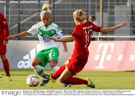 GER, Allianz-FFBL, Muenchen, FC Bayern Muenchen vs VfL Wolfsburg 11.09.2015, Gruenwalder Stadion, Muenchen,Allianz-FFBL, FC Bayern Muenchen vs. VfL Wolfsburg, im Bild der Zweikampf zwischen der Ex-Bayern-Spielerin Julia Simic (VfL Wolfsburg 31) und Vivianne Miedema (Bayern 10) nphxRMG