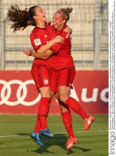 Caroline Abbe (re.) und Sara Däbritz (FC Bayern München) - Torjubel Frauenfussball 1. BL 11.09.2015 Grünwalderstadion FC Bayern München - VfL Wolfsburg
