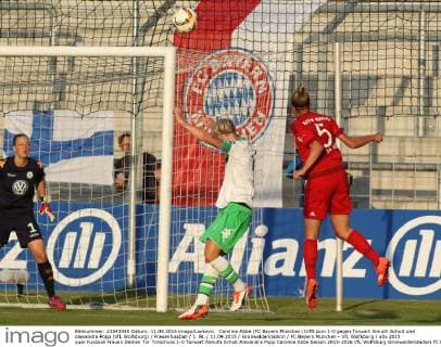 Caroline Abbe (FC Bayern München) trifft zum 1-0 gegen Torwart Almuth Schult und Alexandra Popp (VfL Wolfsburg) Frauenfussball 1. BL 11.09.2015 Grünwalderstadion FC Bayern München - VfL Wolfsburg