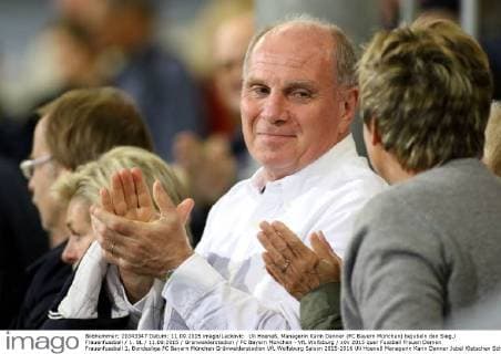 Uli Hoeneß, Managerin Karin Danner (FC Bayern München) bejubeln den Sieg. Frauenfussball 1. BL 11.09.2015 Grünwalderstadion FC Bayern München - VfL Wolfsburg