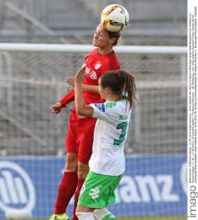 Nora Holstad (am Ball) (FC Bayern München) gegen Elise Bussaglia (VfL Wolfsburg) Frauenfussball 1. BL 11.09.2015 Grünwalderstadion FC Bayern München - VfL Wolfsburg