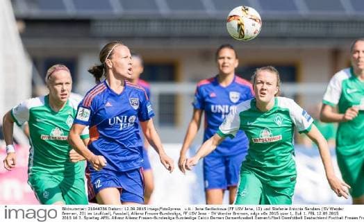 v.li.: Jana Sedlackova (FF USV Jena, 12) und Stefanie Antonia Sanders (SV Werder Bremen, 20) im Laufduell, Fussball, Allianz Frauen-Bundesliga, FF USV Jena - SV Werder Bremen, xdgx