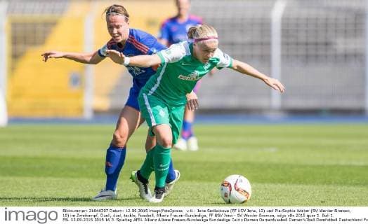 v.li.: Jana Sedlackova (FF USV Jena, 12) und Pia-Sophie Wolter (SV Werder Bremen, 10) im Zweikampf, Duell, duel, tackle, Fussball, Allianz Frauen-Bundesliga, FF USV Jena - SV Werder Bremen, xdgx