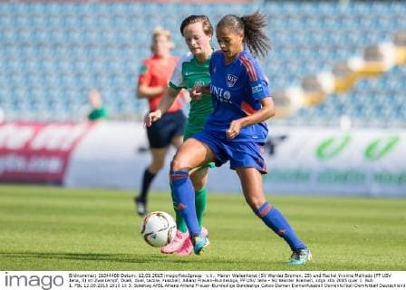 v.li.: Maren Wallenhorst (SV Werder Bremen, 25) und Rachel Yvonne Melhado (FF USV Jena, 3) im Zweikampf, Duell, duel, tackle, Fussball, Allianz Frauen-Bundesliga, FF USV Jena - SV Werder Bremen, xdgx