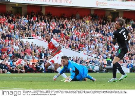 Arsenal s Theo Walcott scoring his sides opening goal Barclays Premier League- Arsenal vs Stoke City - Emirates Stadium - England - 12th September 2015 - Picture David Klein Sportimage EDITORIAL USE ONLY. No use with unauthorised audio, video, data, fixture lists, club league logos or live services. Online in-match use limited to 120 images, no video emulation. No use in betting, games or single club league player publications.