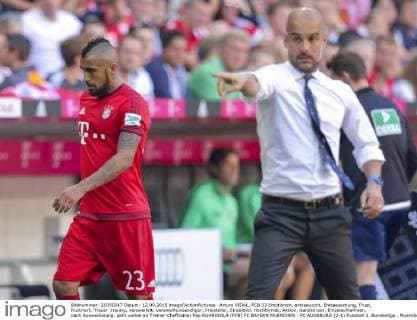 Arturo VIDAL, FCB 23 Emotionen, enttaeuscht, Enttaeuschung, Frust, frustriert, Trauer ,traurig, verzweifelt, VerzweiflunGanzfigur, Freisteller, Einzelbild, Hochformat, Aktion, Ganzkörper, Einzelaufnahmen, nach Auswechslung, geht vorbei an Trainer Cheftrainer Pep GUARDIOLA (FCB) FC BAYERN MUENCHEN - FC AUGSBURG (2-1) Fussball 1. Bundesliga , Muenchen, am 12.09.2015, 04.Spieltag, Saison 2015 2016, 1.Liga, 1.Bundesliga, FCB