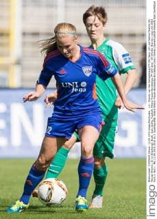 v.li.: Claudia van den Heiligenberg (FF USV Jena, 22) und Nadine Moelter (SV Werder Bremen, 2) im Zweikampf, Duell, duel, tackle, Fussball, Allianz Frauen-Bundesliga, FF USV Jena - SV Werder Bremen, xdgx