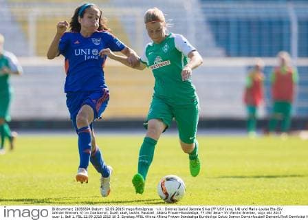 v.li.: Dolores Isabel Jacome Silva (FF USV Jena, 14) und Marie-Louise Eta (SV Werder Bremen, 6) im Zweikampf, Duell, duel, tackle, Fussball, Allianz Frauen-Bundesliga, FF USV Jena - SV Werder Bremen, xdgx