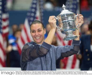Flavia Pennetta (ITA) mit dem Pokal bei der Siegerehrung, Freude,Emotion, Tennis - US Open 2015 - Grand Slam ITF ATP Tennis Herren WTA Tennis Damen - Flushing Meadows - New York - New York - USA - 12 September 2015.