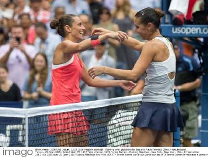 Roberta Vinci gratuliert der Siegerin Flavia Pennetta (ITA),Finale,Endspiel, Tennis - US Open 2015 - Grand Slam ITF ATP Tennis Herren WTA Tennis Damen - Flushing Meadows - New York - New York - USA - 12 September 2015.