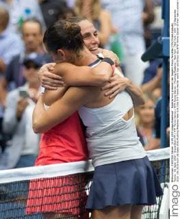 Roberta Vinci gratuliert der Siegerin Flavia Pennetta (ITA),Finale,Endspiel, Tennis - US Open 2015 - Grand Slam ITF ATP Tennis Herren WTA Tennis Damen - Flushing Meadows - New York - New York - USA - 12 September 2015.