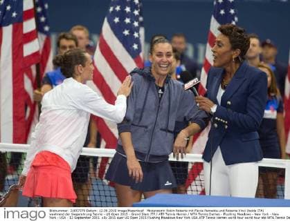 Moderatorin Robin Roberts mit Flavia Pennetta und Roberta Vinci (beide ITA) waehrend der Siegerehrung Tennis - US Open 2015 - Grand Slam ITF ATP Tennis Herren WTA Tennis Damen - Flushing Meadows - New York - New York - USA - 12 September 2015.