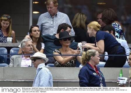 Michael Douglas (USA) Catherine Zeta Jones (GBR) TENNIS : US Open 2015 - 12 09 2015 TennisMagazine Panoramic 
