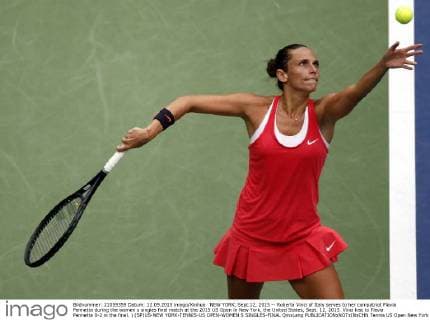 NEW YORK, Sept.12, 2015 -- Roberta Vinci of Italy serves to her compatriot Flavia Pennetta during the women s singles final match at the 2015 US Open in New York, the United States, Sept. 12, 2015. Vinci lost to Flavia Pennetta 0-2 in the final. ) (SP)US-NEW YORK-TENNIS-US OPEN-WOMEN S SINGLES-FINAL QinxLang 