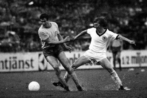 Jürgen Grabowski (BR Deutschland, re.) gegen Roland Grip (Schweden)