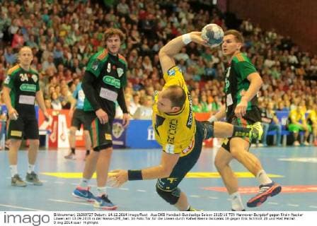 Aus DKB Handball-Bundesliga Saison 2015 16 TSV Hannover-Burgdorf gegen Rhein-Neckar Löwen am 13.09.2015 in der Swiss-LIFE_hall. Im Foto:Tor für die Löwen durch Rafael Baena Gonzales 16 gegen Erik Schmidt 28 und Mait Patrail 9