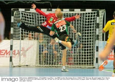 Aus DKB Handball-Bundesliga Saison 2015 16 TSV Hannover-Burgdorf gegen Rhein-Neckar Löwen am 13.09.2015 in der Swiss-LIFE_hall. Im Foto:Tor für den TSV durch Olafur Gudmundsson 23 gegen Löwen TW Mikael Arf Appelgren 1