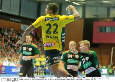 Aus DKB Handball-Bundesliga Saison 2015 16 TSV Hannover-Burgdorf gegen Rhein-Neckar Löwen am 13.09.2015 in der Swiss-LIFE_hall. Im Foto:Tor durch Löwenspieler Mads Mensa Larsen 22