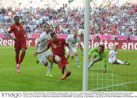 Tor zum 1-1 durch Robert LEWANDOWSKI (Bayern Muenchen),Aktion,Torschuss gegen Torwart Marwin HITZ (FC Augsburg) und Markus FEULNER (FC Augsburg). Fussball 1. Bundesliga, 4. Spieltag, FC Bayern Muenchen (M)-FC Augsburg (A) 2-1. am 12.09.2015 in Muenchen Deutschland.ALLIANZ ARENA.