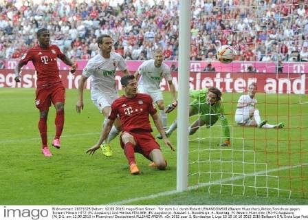 Tor zum 1-1 durch Robert LEWANDOWSKI (Bayern Muenchen),Aktion,Torschuss gegen Torwart Marwin HITZ (FC Augsburg) und Markus FEULNER (FC Augsburg). Fussball 1. Bundesliga, 4. Spieltag, FC Bayern Muenchen (M)-FC Augsburg (A) 2-1. am 12.09.2015 in Muenchen Deutschland.ALLIANZ ARENA.