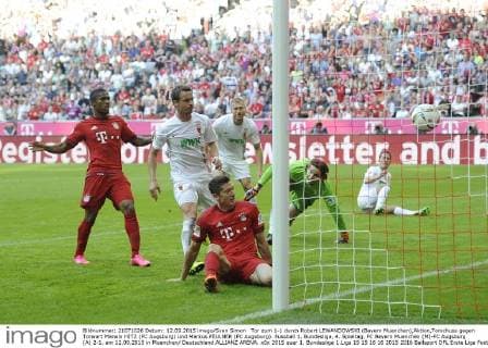 Tor zum 1-1 durch Robert LEWANDOWSKI (Bayern Muenchen),Aktion,Torschuss gegen Torwart Marwin HITZ (FC Augsburg) und Markus FEULNER (FC Augsburg). Fussball 1. Bundesliga, 4. Spieltag, FC Bayern Muenchen (M)-FC Augsburg (A) 2-1. am 12.09.2015 in Muenchen Deutschland.ALLIANZ ARENA.