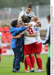 Koeln vl. Siegesfreude Bayer 04 Leverkusen - SGS Essen, Fussball, Damen, Frauen, Allianz Frauen-Bundesliga, Spieltag 3, 13.09.2015 , Copyright: Horn Eibner-Pressefoto EP_BHN