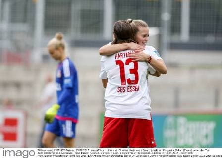 Koeln vl. Charline Hartmann (Essen) jubelt mit Margarita Gidion (Essen) ueber das Tor zum 1:0 Bayer 04 Leverkusen - SGS Essen, Fussball, Damen, Frauen, Allianz Frauen-Bundesliga, Spieltag 3, 13.09.2015 , Copyright: Horn Eibner-Pressefoto EP_BHN