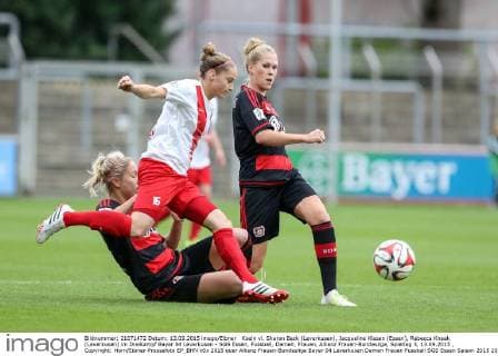 Koeln vl. Sharon Beck (Leverkusen), Jacqueline Klasen (Essen), Rebecca Knaak (Leverkusen) im Dreikampf Bayer 04 Leverkusen - SGS Essen, Fussball, Damen, Frauen, Allianz Frauen-Bundesliga, Spieltag 3, 13.09.2015 , Copyright: Horn Eibner-Pressefoto EP_BHN