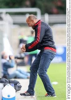 Koeln vl. Thomas Obliers (Trainer, Cheftrainer, Coach Leverkusen) freut sich ueber den 1:1 Ausgleichstreffer Bayer 04 Leverkusen - SGS Essen, Fussball, Damen, Frauen, Allianz Frauen-Bundesliga, Spieltag 3, 13.09.2015 , Copyright: Horn Eibner-Pressefoto EP_BHN