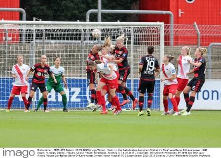 Koeln vl. Kopfballsituation bei einem Eckball im Strafraum Bayer 04 Leverkusen - SGS Essen, Fussball, Damen, Frauen, Allianz Frauen-Bundesliga, Spieltag 3, 13.09.2015 , Copyright: Horn Eibner-Pressefoto EP_BHN
