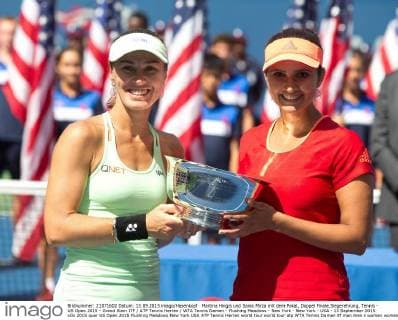 Martina Hingis und Sania Mirza mit dem Pokal, Doppel Finale,Siegerehrung, Tennis - US Open 2015 - Grand Slam ITF ATP Tennis Herren WTA Tennis Damen - Flushing Meadows - New York - New York - USA - 13 September 2015.