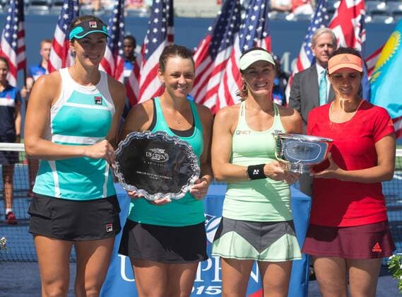 L-R. Finalisten Yaroslava Shvedova Casey Dellacqua und die Sieger Martina Hingis Sania Mirza mit dem Pokal, Doppel Finale Tennis - US Open 2015 - Grand Slam ITF ATP Tennis Herren WTA Tennis Damen - Flushing Meadows - New York - New York - USA - 13 September 2015.