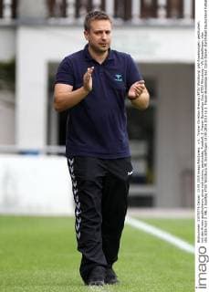 v.li.: Trainer Christian Breunig (ETSV Würzburg) gibt Anweisungen, gestikuliert, mit den Armen gestikulieren, gives instructions, gesticulate, Fussball, 2. Frauen-Bundesliga Süd, ETSV Würzburg - VfL Sindelfingen, xfsx