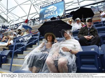 Aktuell Tennis, US Open, Regen verhindert pünktlichen Start des Finals Djokovic - Federer People wait out a rain delay as weather hinders the start of the Novak Djokovic of Serbia vs Roger Federer of Switzerland men s final match at Arthur Ashe Stadium during the US Open Tennis Championships at the USTA Billie Jean King National Tennis Center in New York City on September 13, 2015. The partially built domed roof is slated to be completed in time for next years US Open thus eliminating future rain delays.  NYP20150913305 MONIKAxGRAFF