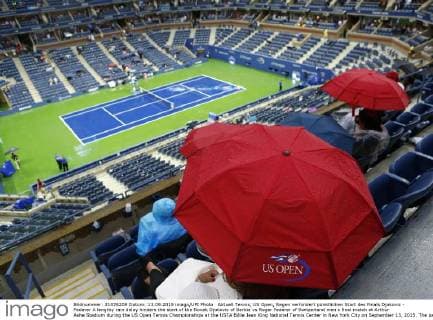 Aktuell Tennis, US Open, Regen verhindert pünktlichen Start des Finals Djokovic - Federer A lengthy rain delay hinders the start of the Novak Djokovic of Serbia vs Roger Federer of Switzerland men s final match at Arthur Ashe Stadium during the US Open Tennis Championships at the USTA Billie Jean King National Tennis Center in New York City on September 13, 2015. The partially built domed roof is slated to be completed in time for next years US Open thus eliminating future rain delays.  NYP20150913306 MONIKAxGRAFF