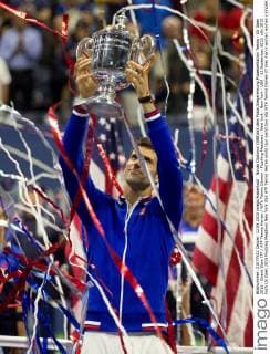 Novak Djokovic (SRB)mit dem Pokal,Siegerehrung,Praaesentation Tennis - US Open 2015 - Grand Slam ITF ATP Tennis Herren WTA Tennis Damen - Flushing Meadows - New York - New York - USA - 13 September 2015.