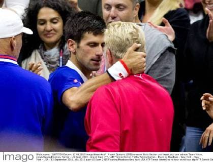 Novak Djokovic (SRB) umarmt Boris Becker und laesst sich von seinem Team feiern, Jubel,Freude,Emotion, Tennis - US Open 2015 - Grand Slam ITF ATP Tennis Herren WTA Tennis Damen - Flushing Meadows - New York - New York - USA - 13 September 2015.