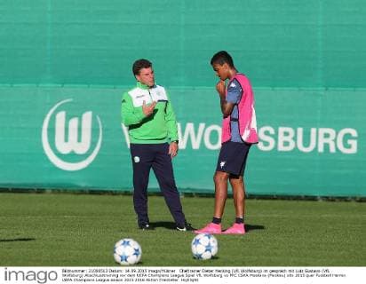 Cheftrainer Dieter Hecking (VfL Wolfsburg) im gespräch mit Luiz Gustavo (VfL Wolfsburg) Abschlusstraining vor dem UEFA Champions League Spiel VfL Wolfsburg vs PFC CSKA Moskava (Moskau)