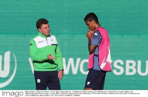 Cheftrainer Dieter Hecking (VfL Wolfsburg) im gespräch mit Luiz Gustavo (VfL Wolfsburg) Abschlusstraining vor dem UEFA Champions League Spiel VfL Wolfsburg vs PFC CSKA Moskava (Moskau)