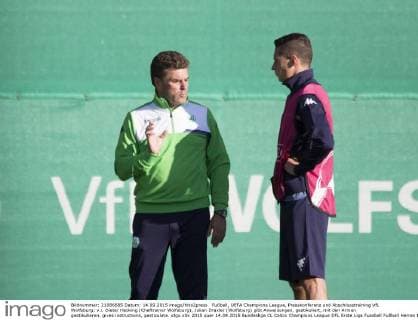 Fußball, UEFA Champions League, Presskonferenz und Abschlusstraining VfL Wolfsburg; v.l. Dieter Hecking (Cheftrainer Wolfsburg), Julian Draxler (Wolfsburg) gibt Anweisungen, gestikuliert, mit den Armen gestikulieren, gives instructions, gesticulate. xtgx