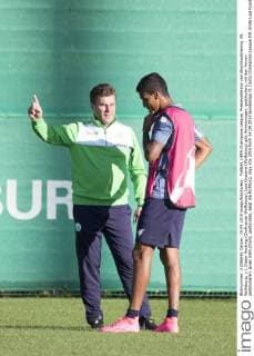 Fußball, UEFA Champions League, Presskonferenz und Abschlusstraining VfL Wolfsburg; v.l. Dieter Hecking (Cheftrainer Wolfsburg), Luiz Gustavo (Wolfsburg) gibt Anweisungen, gestikuliert, mit den Armen gestikulieren, gives instructions, gesticulate, zeigt die Richtung. xtgx