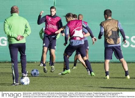 Fußball, UEFA Champions League, Presskonferenz und Abschlusstraining VfL Wolfsburg; Julian Draxler (Wolfsburg) (links) im Trainingsspiel gegen Ricardo Rodriguez (Wolfsburg). xtgx
