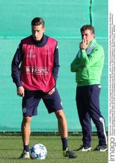 Julian Draxler im hintergrund Trainer Dieter Hecking (VfL Wolfsburg) - Champions League Gruppe B Saison 2015-2016 Abschlusstraining VfL Wolfsburg vs. ZSKA Moskau am VfL Center in Wolfsburg - Deutschland, Fussball, Mann,Männer,14.09.2015