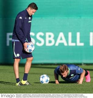 Julian Draxler (li.) und Nicklas Bendtner (VfL Wolfsburg) macht Liegestütze - Champions League Gruppe B Saison 2015-2016 Abschlusstraining VfL Wolfsburg vs. ZSKA Moskau am VfL Center in Wolfsburg - Deutschland, Fussball, Mann,Männer,14.09.2015