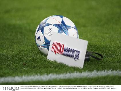 Abschlusstraining vor dem UEFA Champions League Spiel VfL Wolfsburg vs PFC CSKA Moskava (Moskau), hier im Bild der Spielball mit Banner Moskava